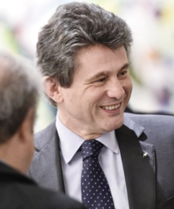 2001 : Henri de Castries succède à Claude Bébéar 